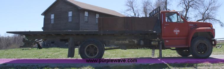 image for item 4707 1991 Ford F800 rollback truck