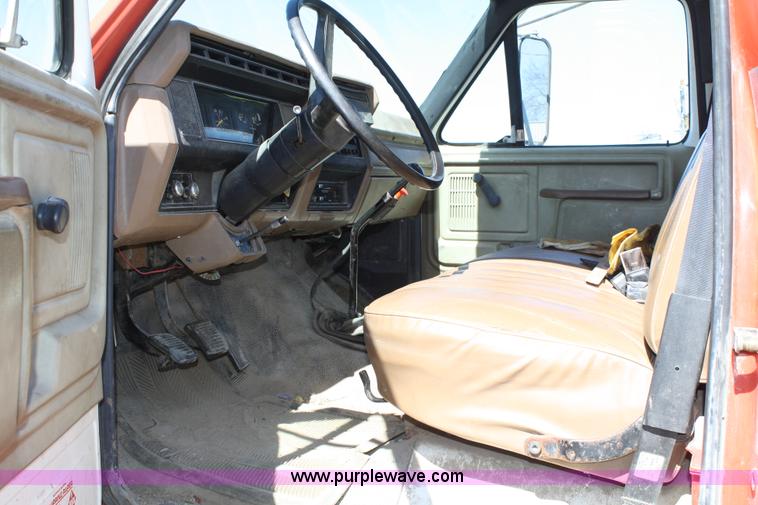 image for item 4707 1991 Ford F800 rollback truck