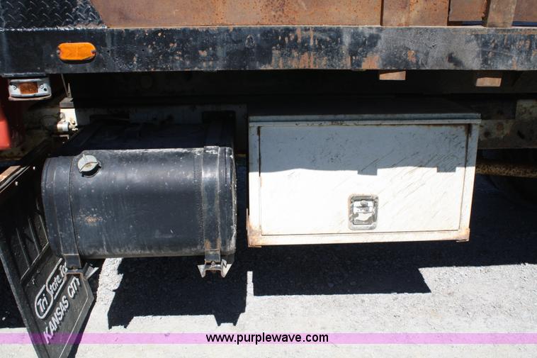 image for item 4707 1991 Ford F800 rollback truck