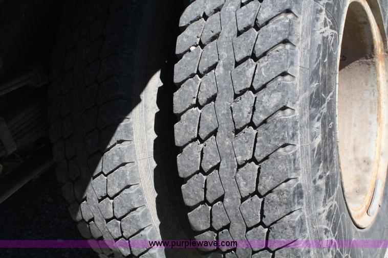 image for item 4707 1991 Ford F800 rollback truck