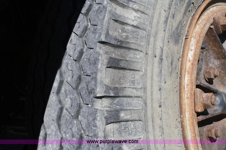 image for item 4707 1991 Ford F800 rollback truck