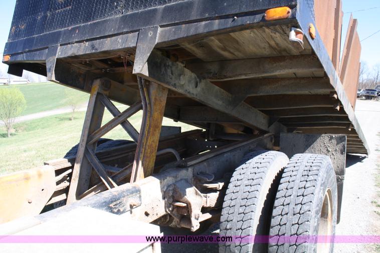 image for item 4707 1991 Ford F800 rollback truck