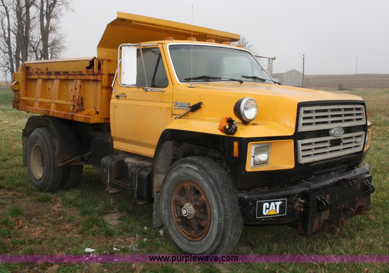 image for item 4726 1988 Ford F800 dump truck