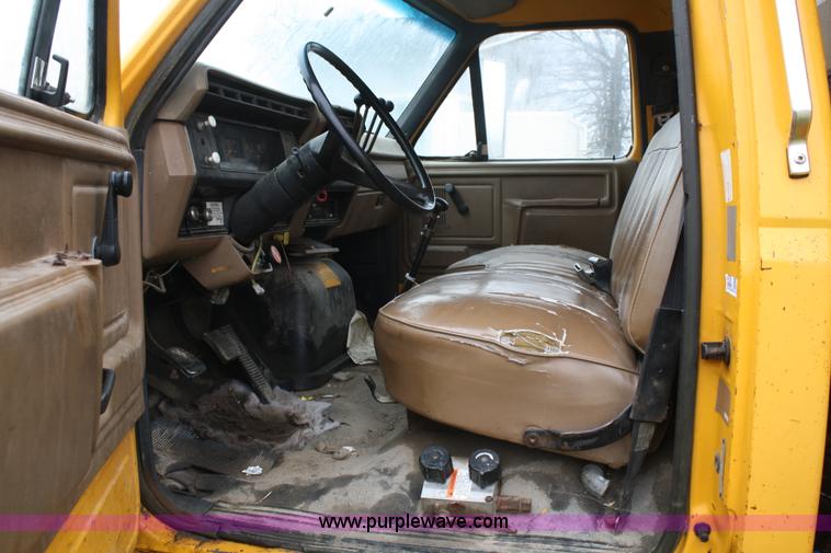 image for item 4726 1988 Ford F800 dump truck