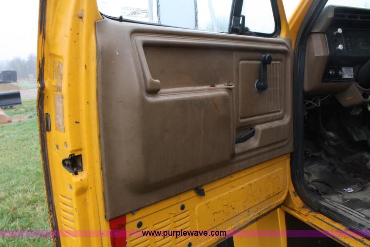 image for item 4726 1988 Ford F800 dump truck