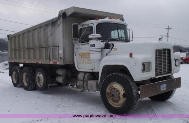 image for item 5460 1990 Mack RD690S dump truck