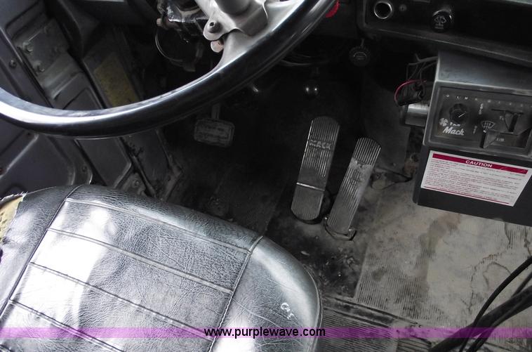 image for item 5460 1990 Mack RD690S dump truck