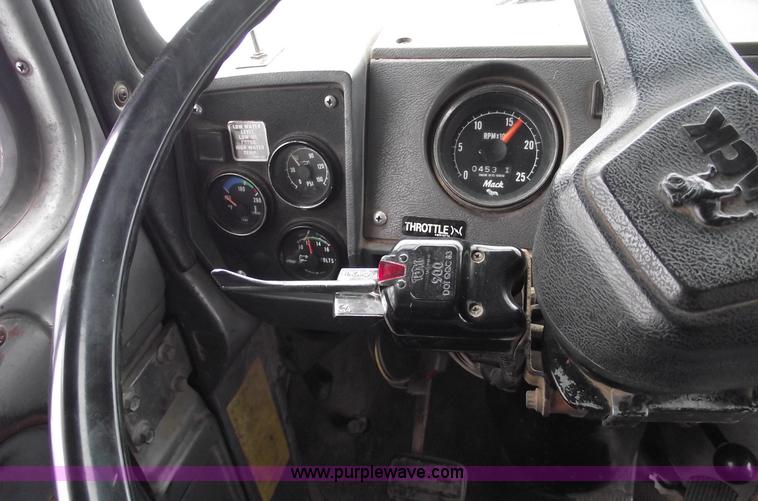 image for item 5460 1990 Mack RD690S dump truck