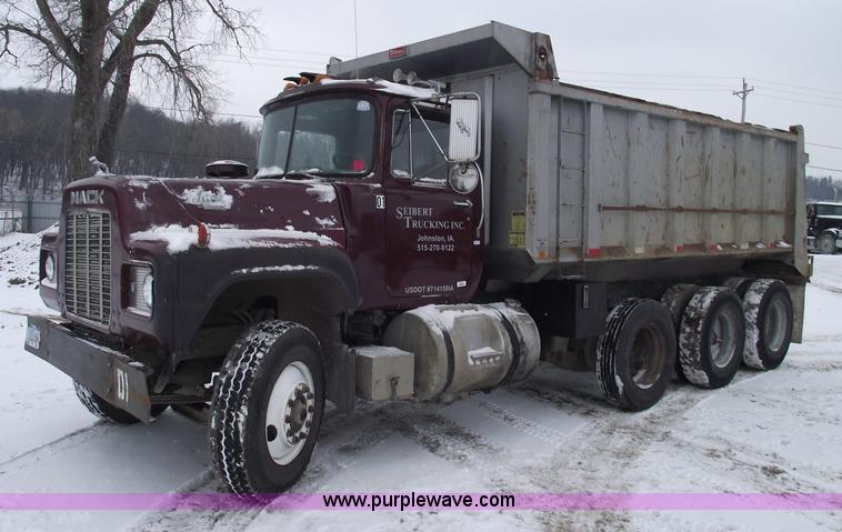 image for item 5462 1987 Mack R688ST dump truck