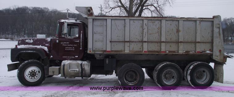 image for item 5462 1987 Mack R688ST dump truck