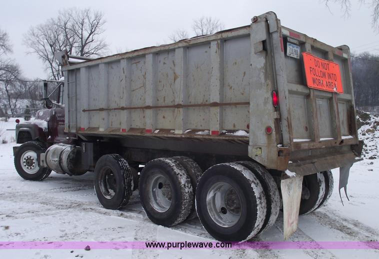 image for item 5462 1987 Mack R688ST dump truck