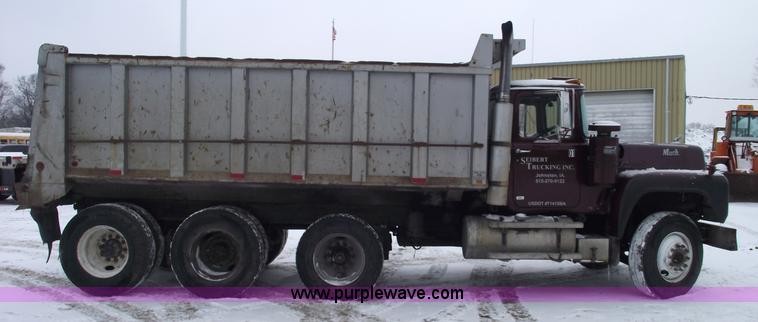 image for item 5462 1987 Mack R688ST dump truck