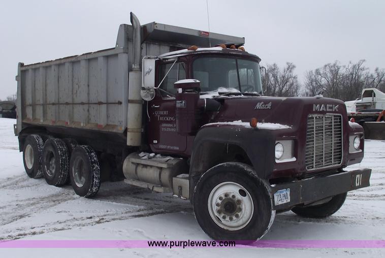 image for item 5462 1987 Mack R688ST dump truck