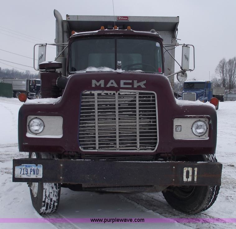 image for item 5462 1987 Mack R688ST dump truck