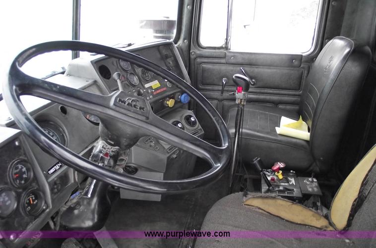 image for item 5462 1987 Mack R688ST dump truck