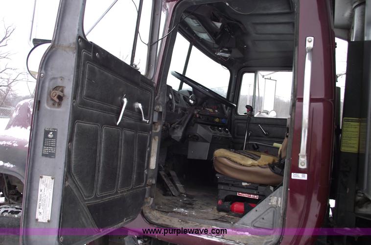 image for item 5462 1987 Mack R688ST dump truck