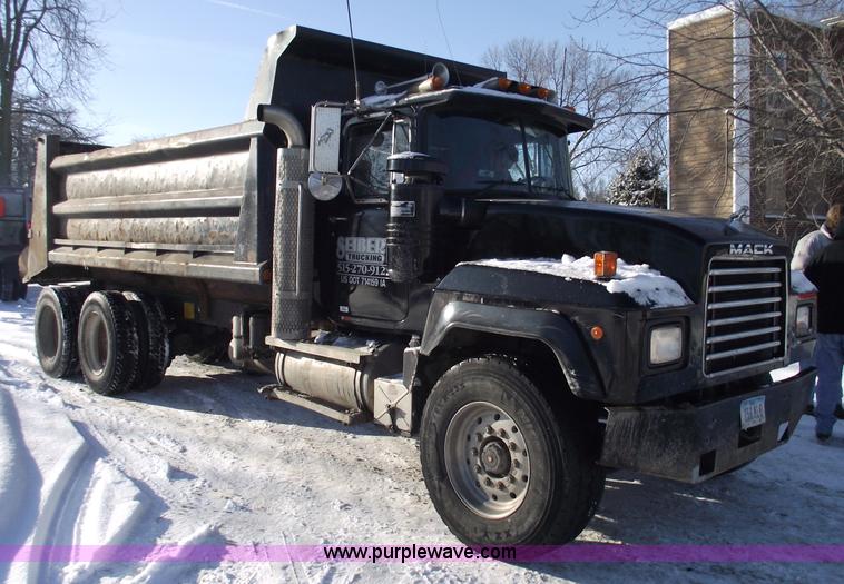 image for item 5476 1994 Mack RD688S dump truck