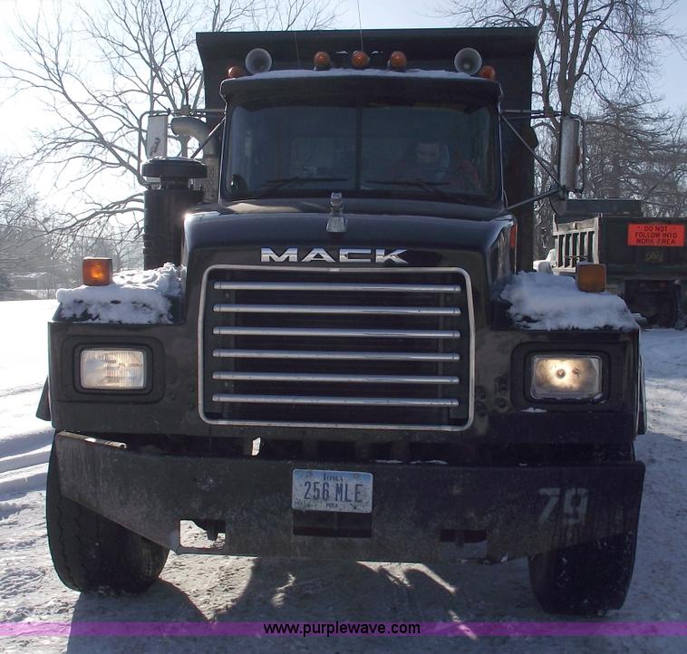 image for item 5476 1994 Mack RD688S dump truck