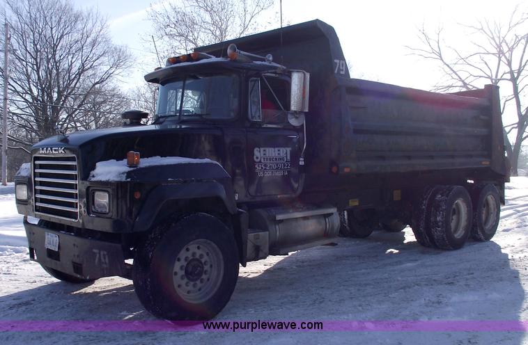 image for item 5476 1994 Mack RD688S dump truck