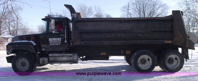 image for item 5476 1994 Mack RD688S dump truck