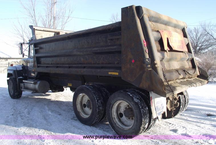 image for item 5476 1994 Mack RD688S dump truck