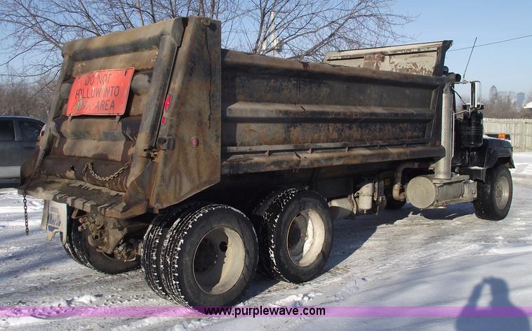 image for item 5476 1994 Mack RD688S dump truck