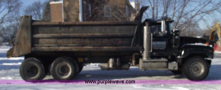 image for item 5476 1994 Mack RD688S dump truck