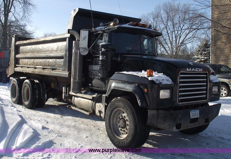 image for item 5476 1994 Mack RD688S dump truck
