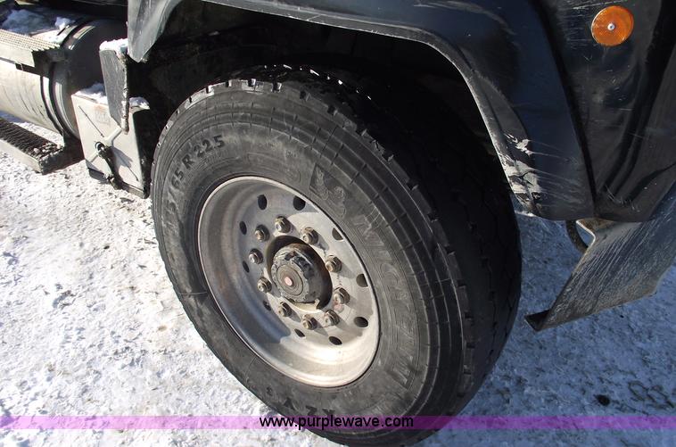 image for item 5476 1994 Mack RD688S dump truck