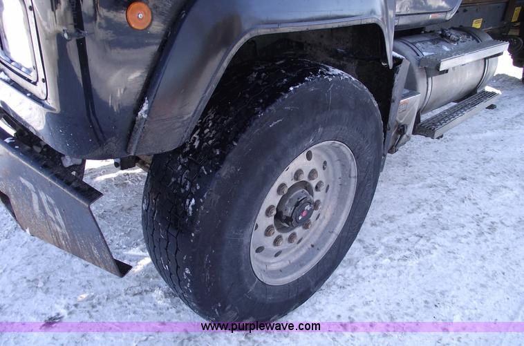 image for item 5476 1994 Mack RD688S dump truck