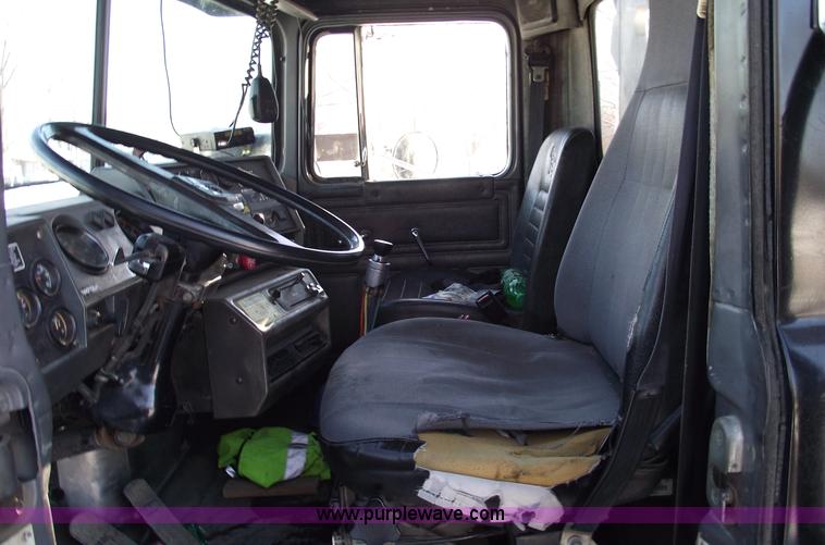 image for item 5476 1994 Mack RD688S dump truck