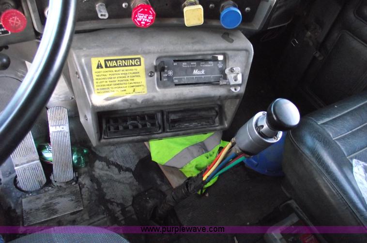 image for item 5476 1994 Mack RD688S dump truck