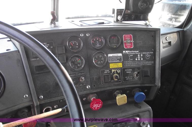 image for item 5476 1994 Mack RD688S dump truck