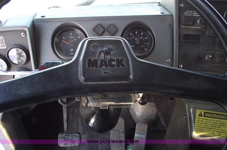 image for item 5476 1994 Mack RD688S dump truck