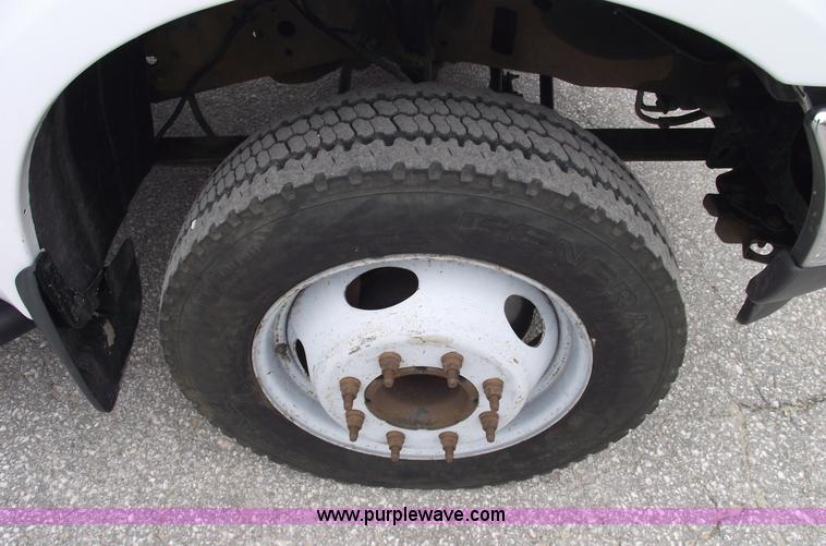 image for item 5751 2003 Ford F450 XL Super Duty pickup truck