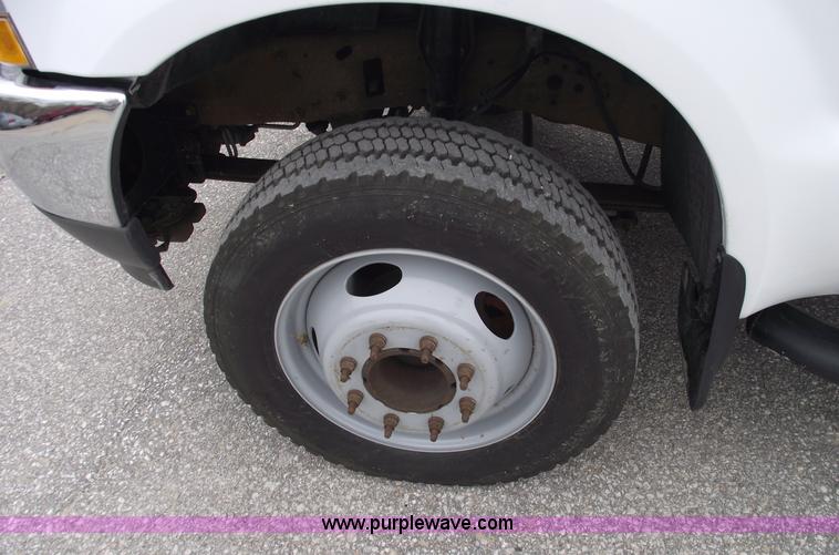 image for item 5751 2003 Ford F450 XL Super Duty pickup truck
