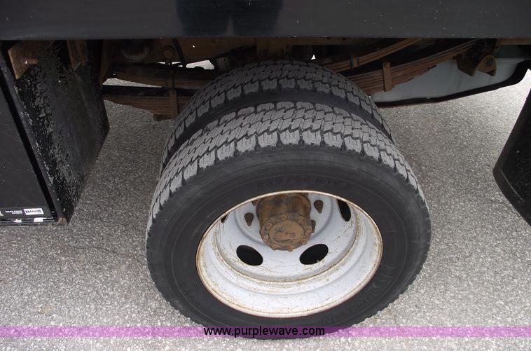 image for item 5751 2003 Ford F450 XL Super Duty pickup truck