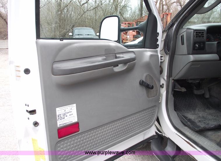 image for item 5751 2003 Ford F450 XL Super Duty pickup truck