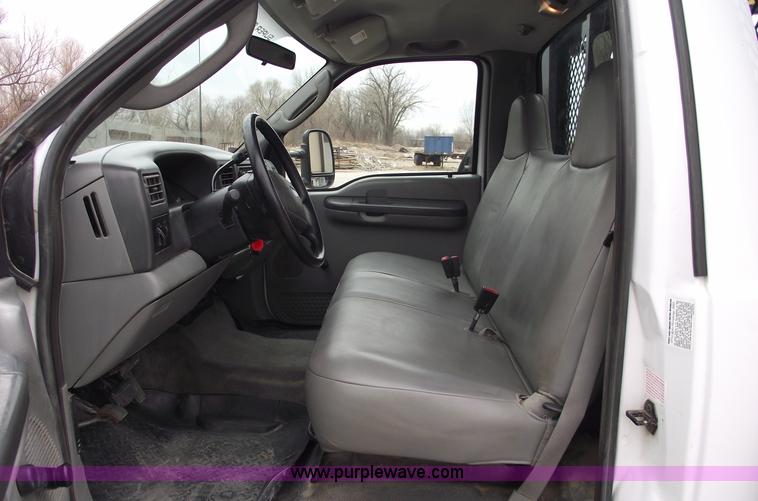 image for item 5751 2003 Ford F450 XL Super Duty pickup truck