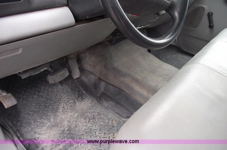 image for item 5751 2003 Ford F450 XL Super Duty pickup truck