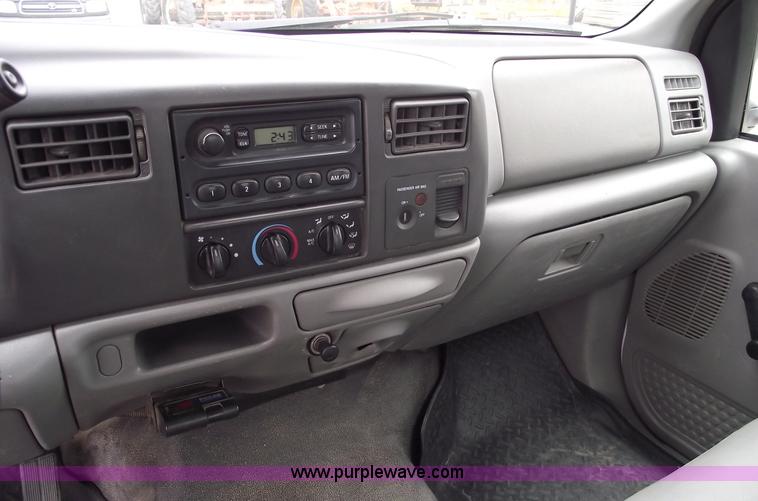 image for item 5751 2003 Ford F450 XL Super Duty pickup truck