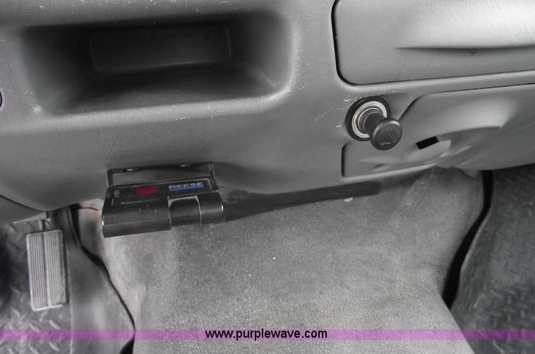 image for item 5751 2003 Ford F450 XL Super Duty pickup truck