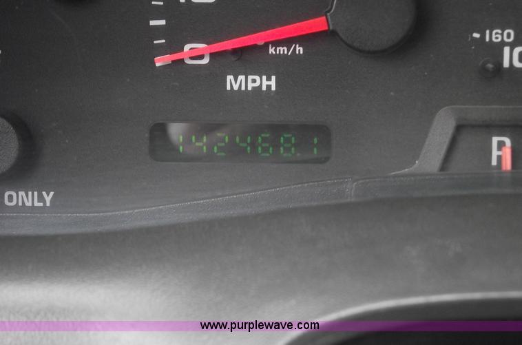 image for item 5751 2003 Ford F450 XL Super Duty pickup truck