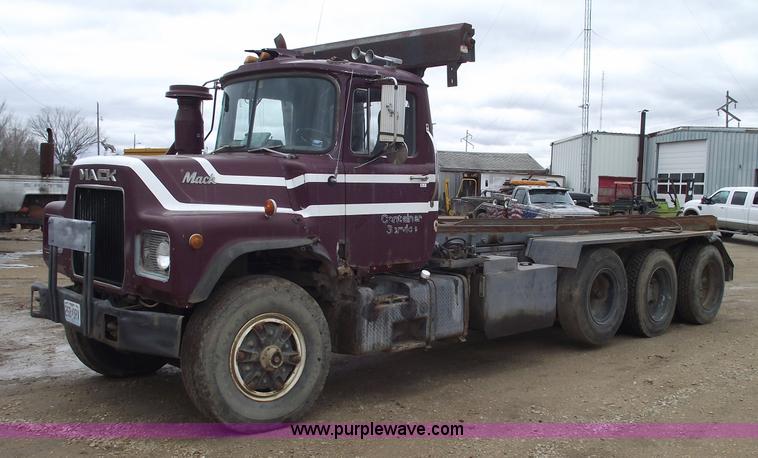 image for item 5761 1987 Mack DM686S roll-off truck