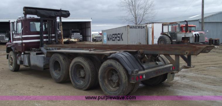 image for item 5761 1987 Mack DM686S roll-off truck