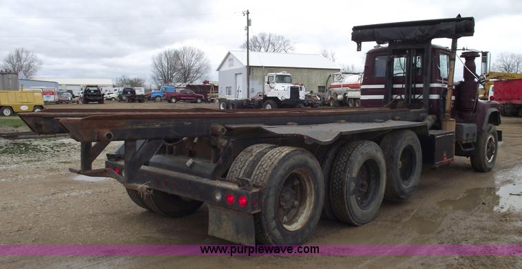 image for item 5761 1987 Mack DM686S roll-off truck