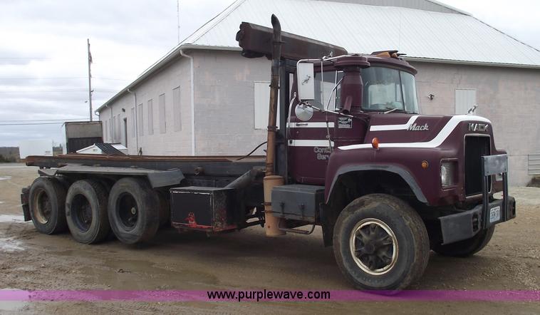 image for item 5761 1987 Mack DM686S roll-off truck