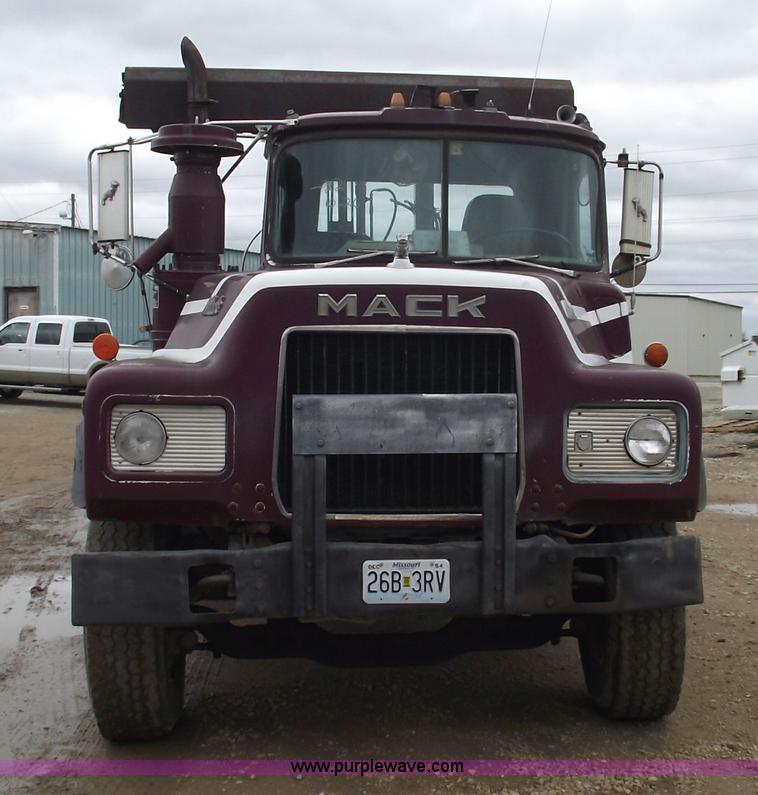 image for item 5761 1987 Mack DM686S roll-off truck