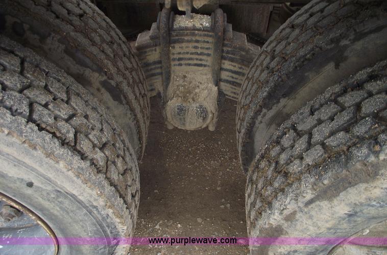 image for item 5761 1987 Mack DM686S roll-off truck