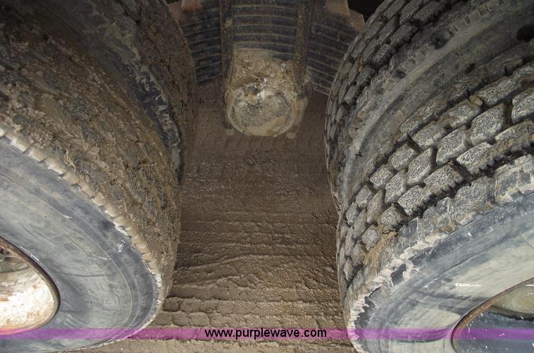 image for item 5761 1987 Mack DM686S roll-off truck